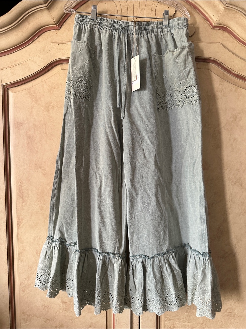 NWT Bluevelvet Wide Leg Eyelet Hem Bloomers/Pants - Light Sage size Large